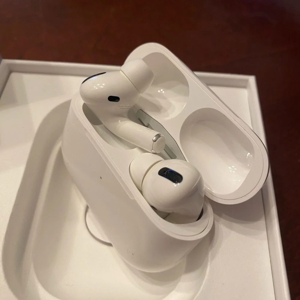 Apple White Wireless Earbuds with Case